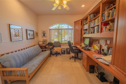 House in North Miami Beach, Florida 4 bedrooms, 395.48 sq.m. № 2082785 - photo 10