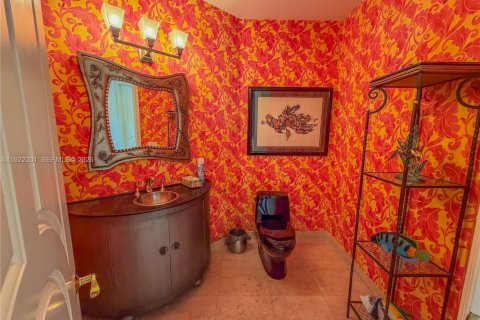 House in North Miami Beach, Florida 4 bedrooms, 395.48 sq.m. № 2082785 - photo 9