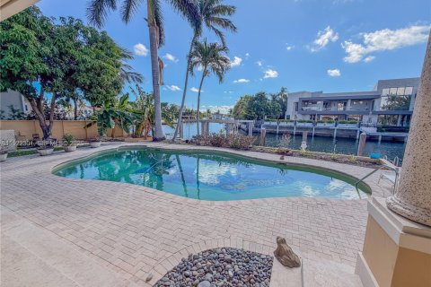 House in North Miami Beach, Florida 4 bedrooms, 395.48 sq.m. № 2082785 - photo 19