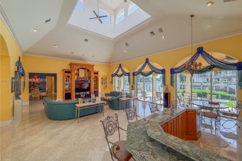 House in North Miami Beach, Florida 4 bedrooms, 395.48 sq.m. № 2082785 - photo 6