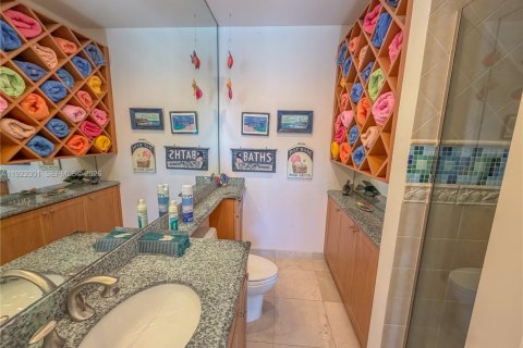 House in North Miami Beach, Florida 4 bedrooms, 395.48 sq.m. № 2082785 - photo 17