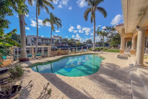 House in North Miami Beach, Florida 4 bedrooms, 395.48 sq.m. № 2082785 - photo 4