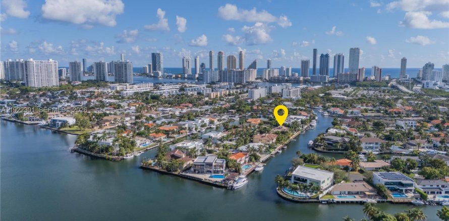 House in North Miami Beach, Florida 4 bedrooms, 395.48 sq.m. № 2082785