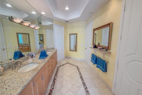 House in North Miami Beach, Florida 4 bedrooms, 395.48 sq.m. № 2082785 - photo 12