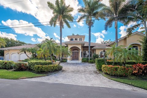 House in North Miami Beach, Florida 4 bedrooms, 395.48 sq.m. № 2082785 - photo 2