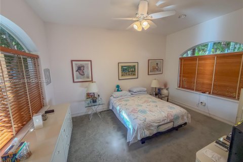 House in North Miami Beach, Florida 4 bedrooms, 395.48 sq.m. № 2082785 - photo 16