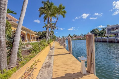 House in North Miami Beach, Florida 4 bedrooms, 395.48 sq.m. № 2082785 - photo 5
