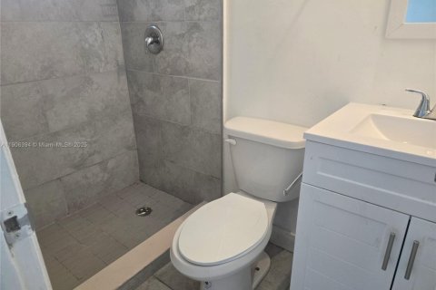 House in Miami, Florida 5 bedrooms, 159.33 sq.m. № 1957060 - photo 17