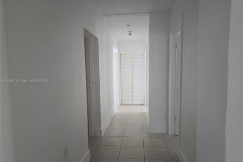 House in Miami, Florida 5 bedrooms, 159.33 sq.m. № 1957060 - photo 14