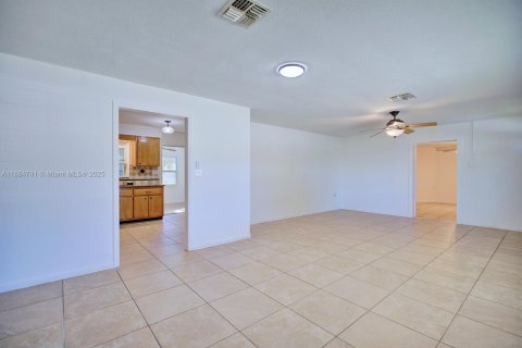 House in Sebring, Florida 3 bedrooms, 175.03 sq.m. № 1930233 - photo 7