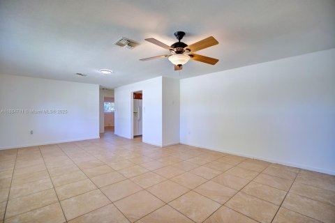 House in Sebring, Florida 3 bedrooms, 175.03 sq.m. № 1930233 - photo 4