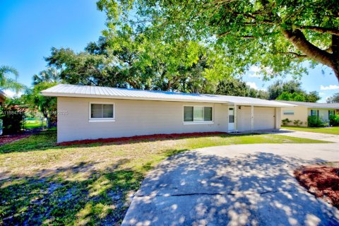 House in Sebring, Florida 3 bedrooms, 175.03 sq.m. № 1930233 - photo 2