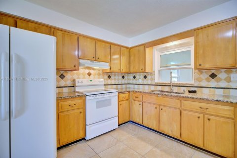House in Sebring, Florida 3 bedrooms, 175.03 sq.m. № 1930233 - photo 9