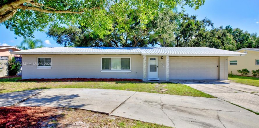 House in Sebring, Florida 3 bedrooms, 175.03 sq.m. № 1930233