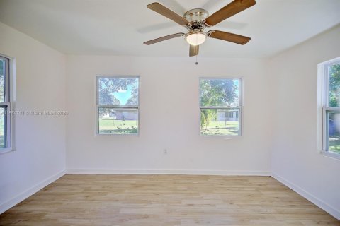 House in Sebring, Florida 3 bedrooms, 175.03 sq.m. № 1930233 - photo 12