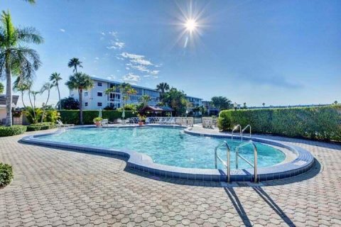 Condo in Lake Worth, Florida, 2 bedrooms  № 1002788 - photo 1