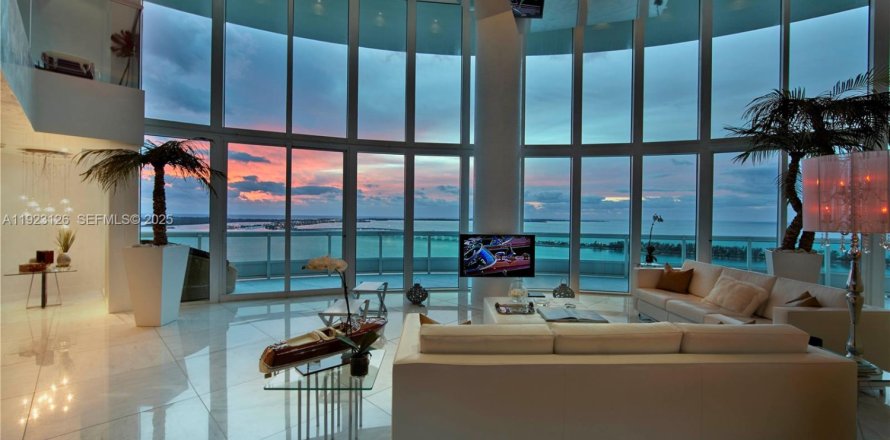 Кондоминиум с 4 спальнями в Майами, Флорида № 1982277