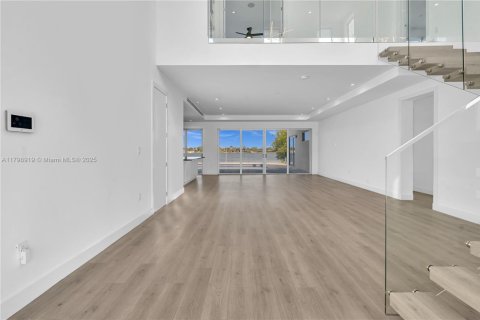 House in Miami, Florida 5 bedrooms № 1861634 - photo 2