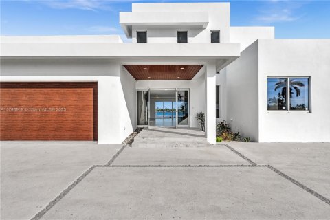 House in Miami, Florida 5 bedrooms № 1861634 - photo 1