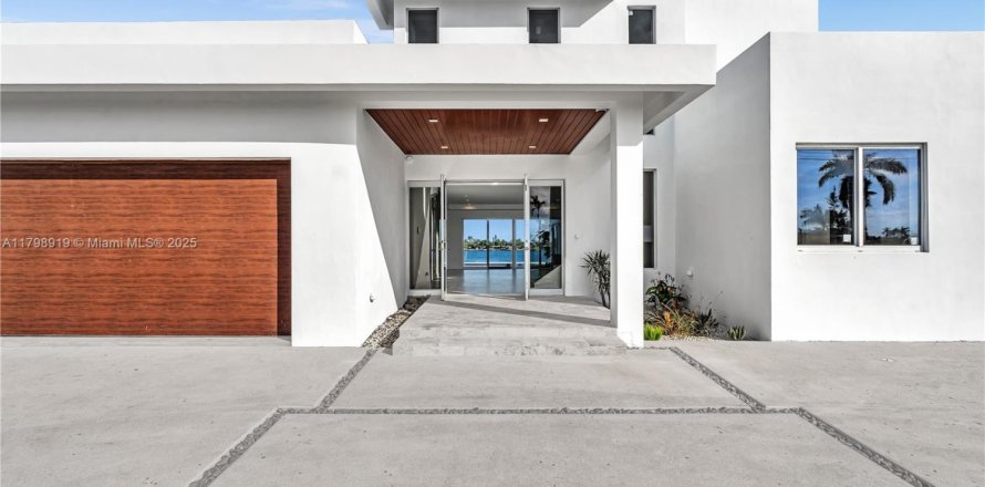 House in Miami, Florida 5 bedrooms № 1861634