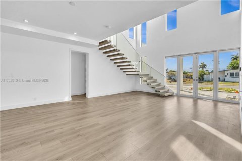 House in Miami, Florida 5 bedrooms № 1861634 - photo 9