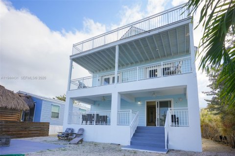 House in Key Largo, Florida 4 bedrooms, 166.11 sq.m. № 2002395 - photo 14
