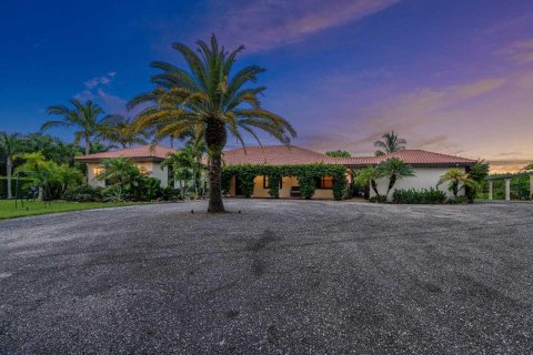 House in Wellington, Florida 7 bedrooms, 405.98 sq.m. № 268896 - photo 1