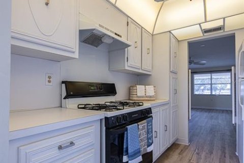 Condo in Saint Petersburg, Florida, 2 bedrooms  № 1802291 - photo 13