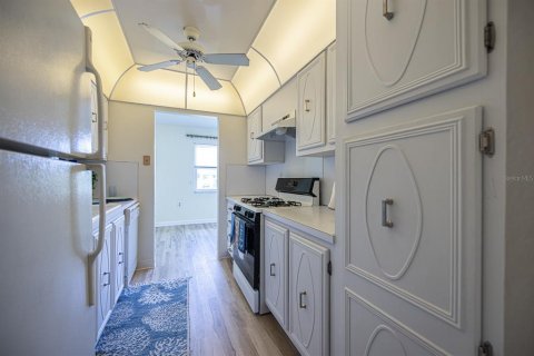Condo in Saint Petersburg, Florida, 2 bedrooms  № 1802291 - photo 10