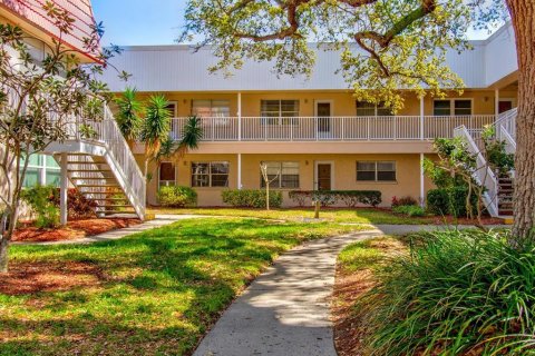 Condo in Saint Petersburg, Florida, 2 bedrooms  № 1802291 - photo 1