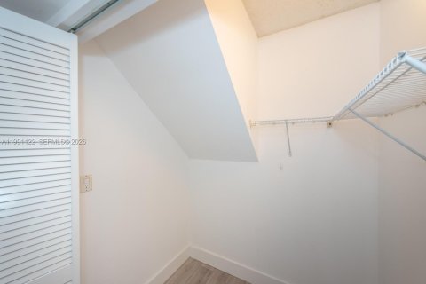 Condo in Miami, Florida, 1 bedroom  № 2062782 - photo 16