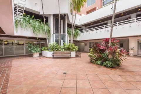 Condo in Miami, Florida, 1 bedroom  № 2062782 - photo 22