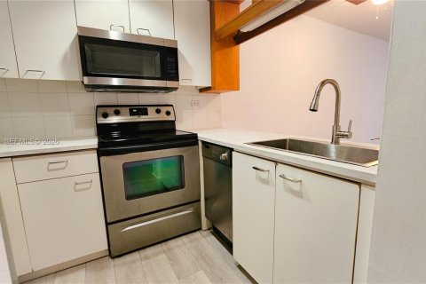 Condo in Miami, Florida, 1 bedroom  № 2062782 - photo 9