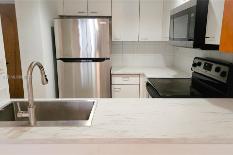 Condo in Miami, Florida, 1 bedroom  № 2062782 - photo 8