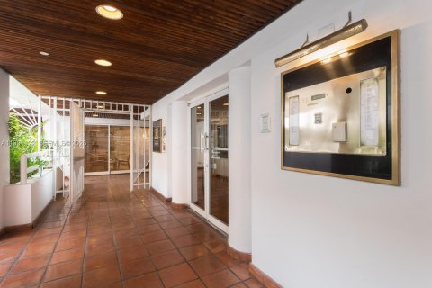 Condo in Miami, Florida, 1 bedroom  № 2062782 - photo 3