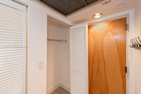 Condo in Miami, Florida, 1 bedroom  № 2062782 - photo 17