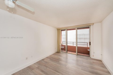 Condo in Miami, Florida, 1 bedroom  № 2062782 - photo 4
