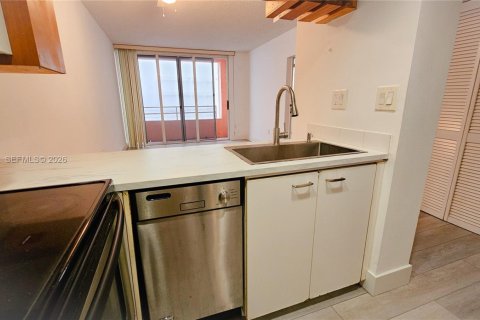 Condo in Miami, Florida, 1 bedroom  № 2062782 - photo 11