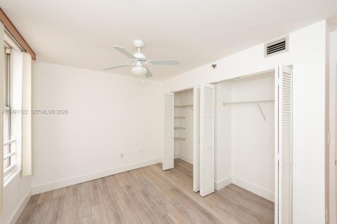 Condo in Miami, Florida, 1 bedroom  № 2062782 - photo 13
