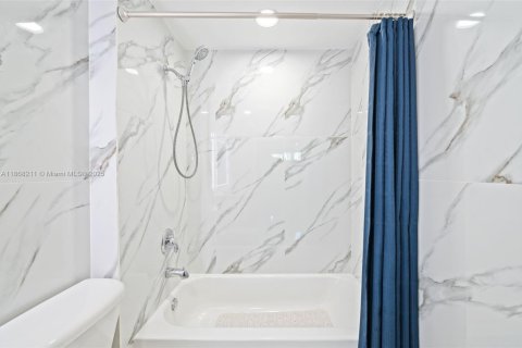 Copropriété à vendre à North Bay Village, Floride: 2 chambres, 116.22 m2 № 1979517 - photo 20