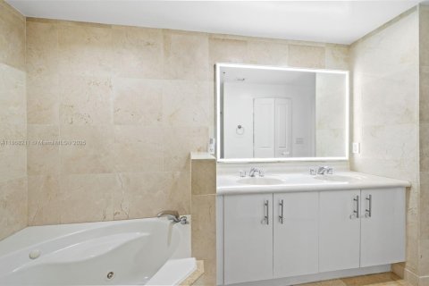 Copropriété à vendre à North Bay Village, Floride: 2 chambres, 116.22 m2 № 1979517 - photo 15