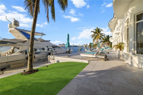 Купить виллу или дом в Норт-Майами-Бич, Флорида 5 спален, 728.63м2, № 2027796 - фото 6