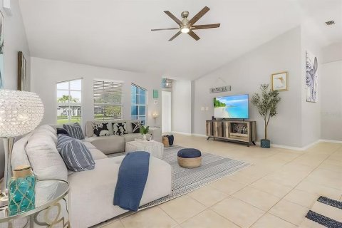 Villa ou maison à louer à Cape Coral, Floride: 3 chambres, 144.65 m2 № 2330544 - photo 5