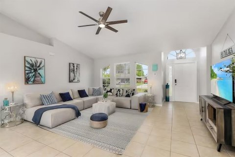 Villa ou maison à louer à Cape Coral, Floride: 3 chambres, 144.65 m2 № 2330544 - photo 6