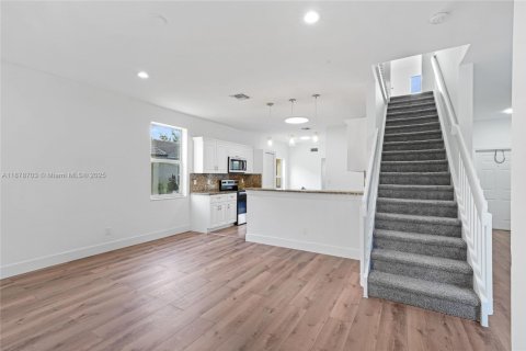 House in Miramar, Florida 4 bedrooms, 186.55 sq.m. № 1927403 - photo 10
