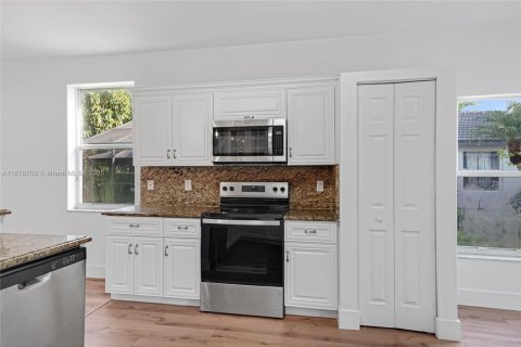 House in Miramar, Florida 4 bedrooms, 186.55 sq.m. № 1927403 - photo 14