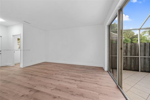 House in Miramar, Florida 4 bedrooms, 186.55 sq.m. № 1927403 - photo 7