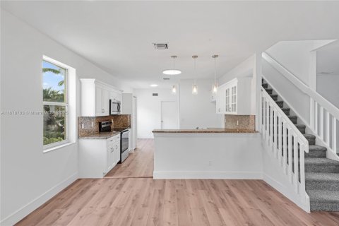 House in Miramar, Florida 4 bedrooms, 186.55 sq.m. № 1927403 - photo 11