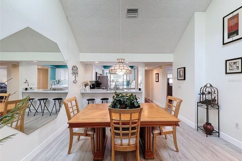 Condo in New Port Richey, Florida, 2 bedrooms № 2099004 - photo 15