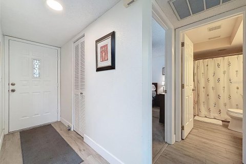 Condo in New Port Richey, Florida, 2 bedrooms № 2099004 - photo 4